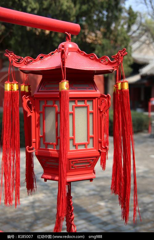 红色传统六角木灯笼