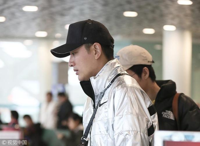 贾乃亮现身机场大方任拍 举止沉稳