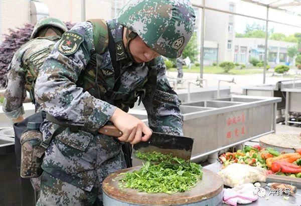 炊事员切配食材