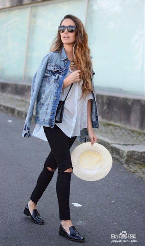 白色的鞋子是我们平时经常穿到的,显干净又好搭配衣服,搭配牛仔裤也是