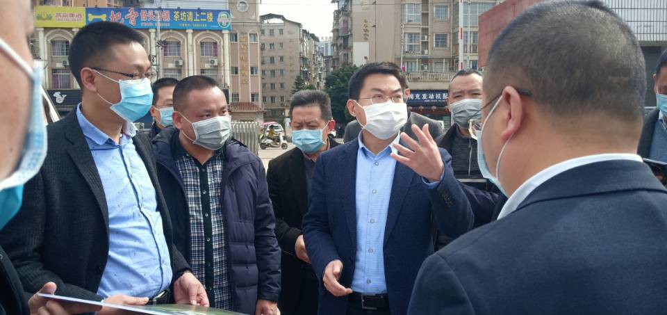 政法委书记张学军和副区长赵少雄"摸到了"嘉南路(原南充内燃机厂)上的