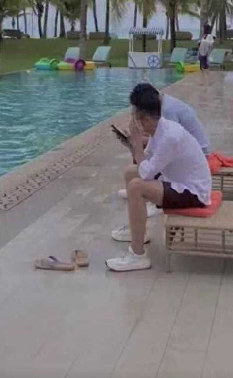 从视频截图中不难看出,汪小菲当日穿着白色衬衫搭配黑色短裤.