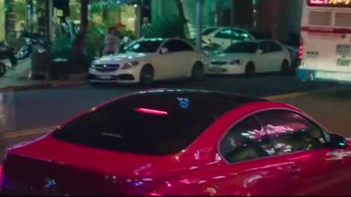 疯癫白毛停豪车,给小费都不正眼看你,车顾好不然腿打断