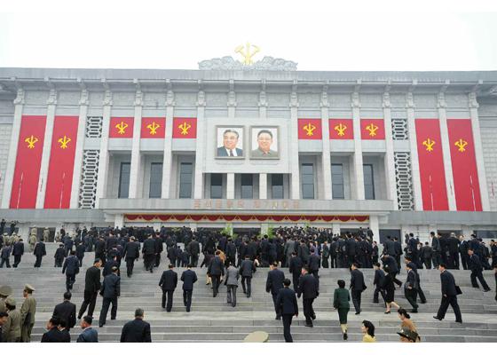 朝媒公布朝鲜劳动党七大会议现场图 金正恩穿西装致辞