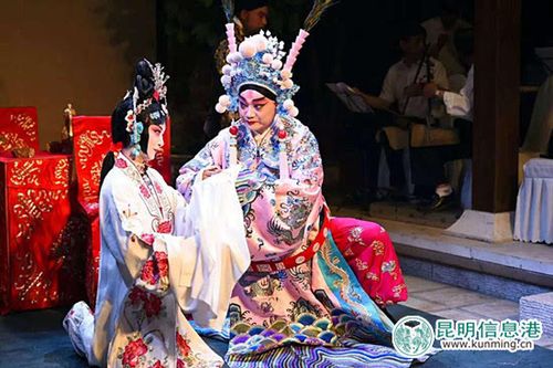 昆明南强街巷戏剧节:话剧滇剧花灯轮番上演