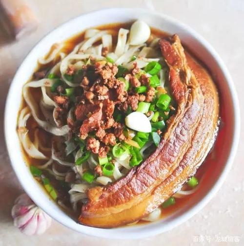 滕州大肉手擀面山东滕州的特色小吃最接地气的大众美食