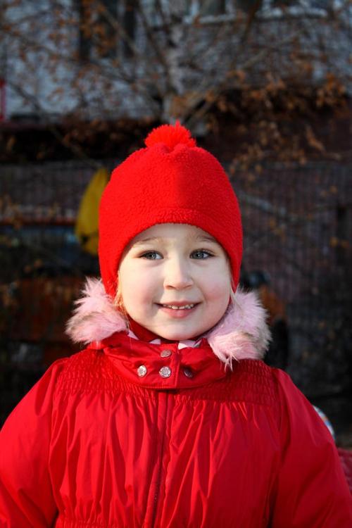 可爱的女孩,在红色外套和红色帽子的可爱小女孩的肖像