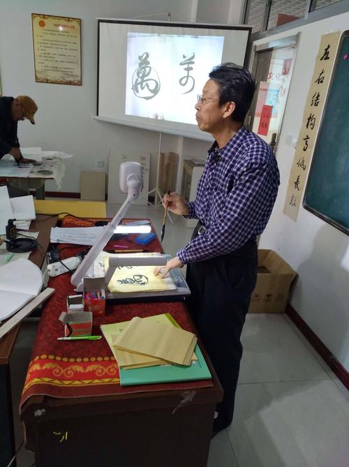 这就是盛泉孝爱老年大学书法班教师