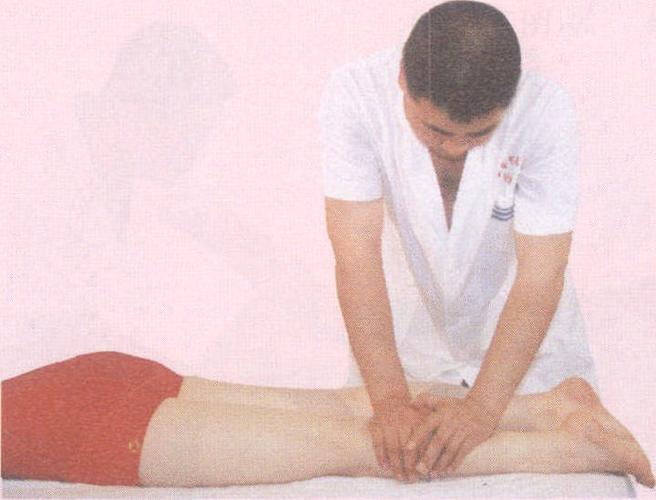 双掌协同按揉小腿后侧法