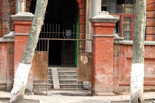 房子叫日租界军官宿舍属文艺复兴式建筑,建于1910年前后,清水红砖建筑