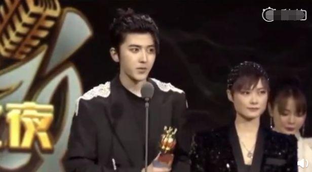 蔡徐坤李宇春同台领奖主持人让两人互动坤坤小动作显绅士风度