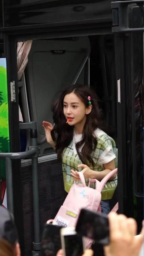 angelababy跑男路透生图曝光,头戴小花发卡吃棒棒糖甜美可爱