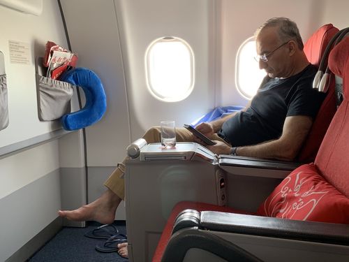 这架b8332的a332,总共有4x6共24个公务舱座位,目测大约有20人是通过