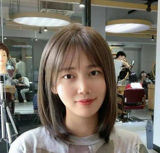 初冬超火的几款发型,齐肩发"小心机",大波浪时髦洋气