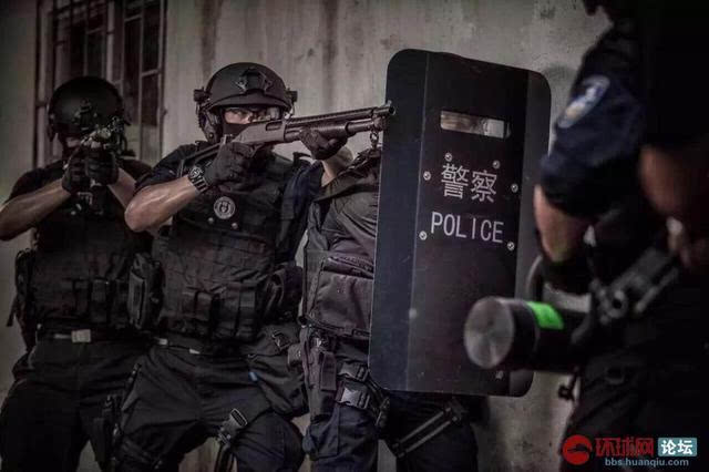 装备精良,中国特警的战斗力很凶悍