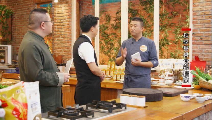 粤菜大厨--范玖炘 焦香五彩拌羊腿 范大厨做菜也有"神器",就是这本