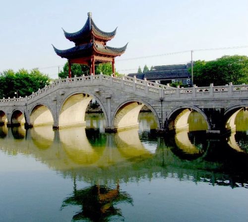 这是扬州的"双桥"公园.