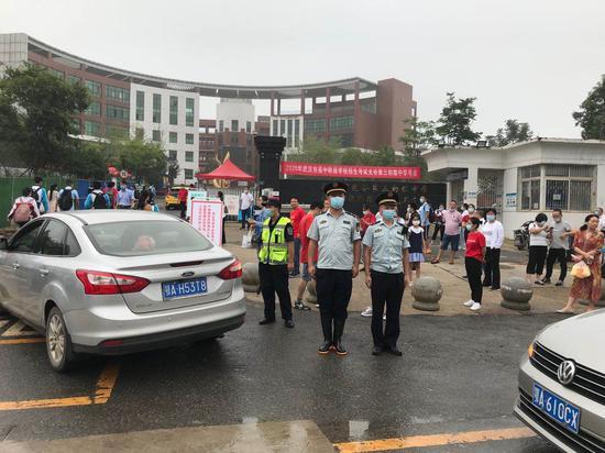 东湖高新区佛祖岭街道城管全力护航中考