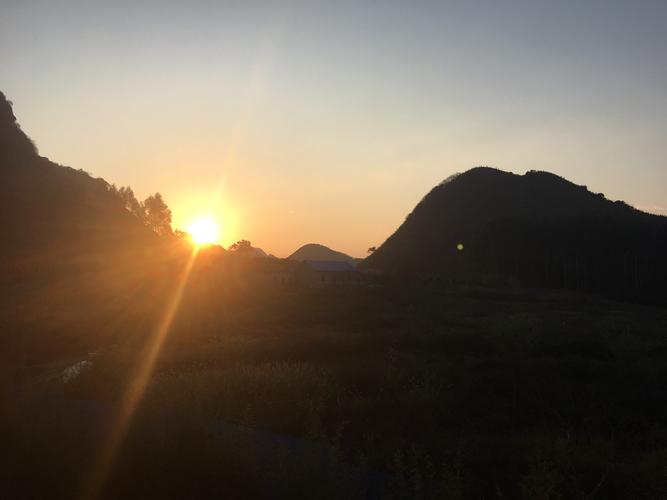 清晨一缕阳光冉冉升起