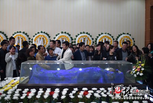 4月12日,数千人来到保定市殡仪馆,沉痛悼念并送别李保国教授.