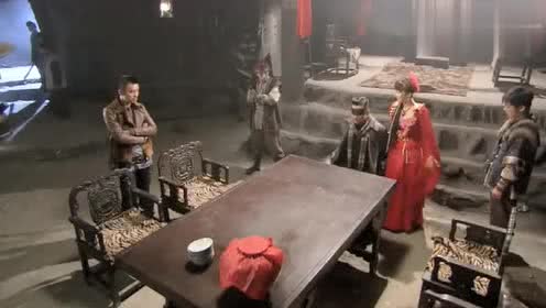 小伙到山寨与土匪谈判,结果却被土匪看中,直接要与他成亲!