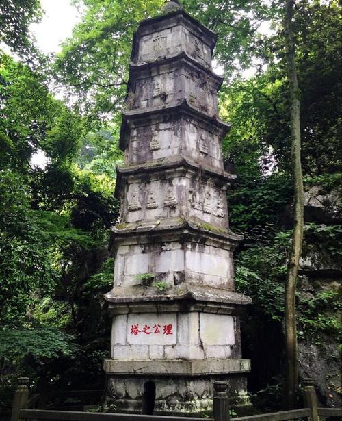 飞来峰上千寻塔,闻说鸡鸣见日升