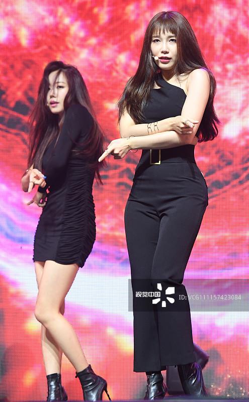 女团a-pink举办迷你专辑showcase 尹普美怒发冲冠,孙娜恩欢快扭腰放电