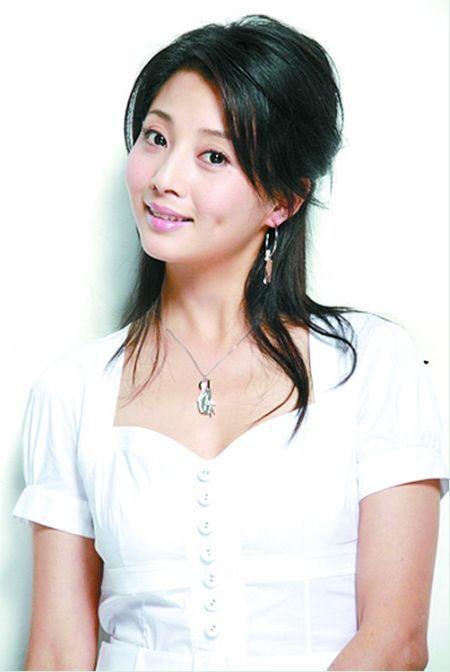 殷桃是一个川妹子,非常的有气质,她如今41岁了,依然孤身一人