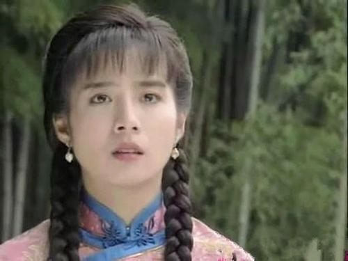 人家1991年接拍了琼瑶阿姨的《青青河边草》,清纯风配上这气质的模样