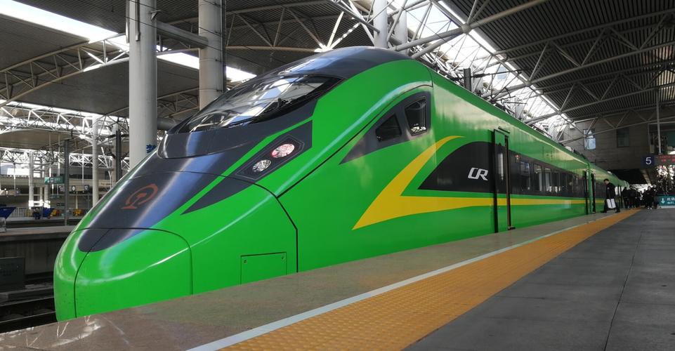 "绿巨人"复兴号动车组首次亮相东北 正式投入运营