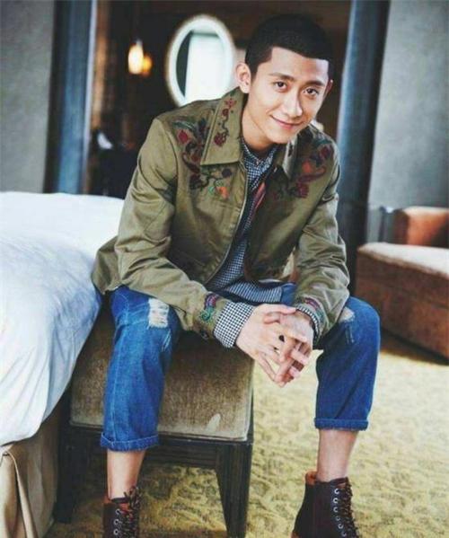 原创176cm的张一山和172cm的何炅,当两人同框,网友:什么情况?