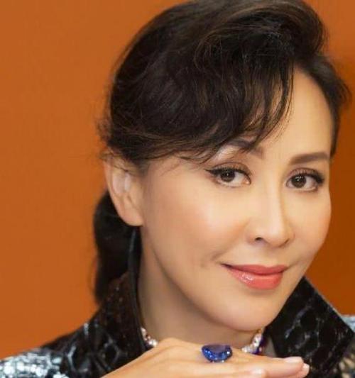 一代女神刘嘉玲,54岁竟把自己的"牛魔王鼻子"整成了猪