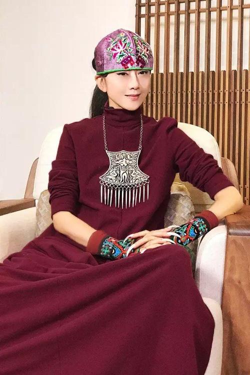 女神也是帽子控!看杨丽萍如何演绎"帽"美如花!