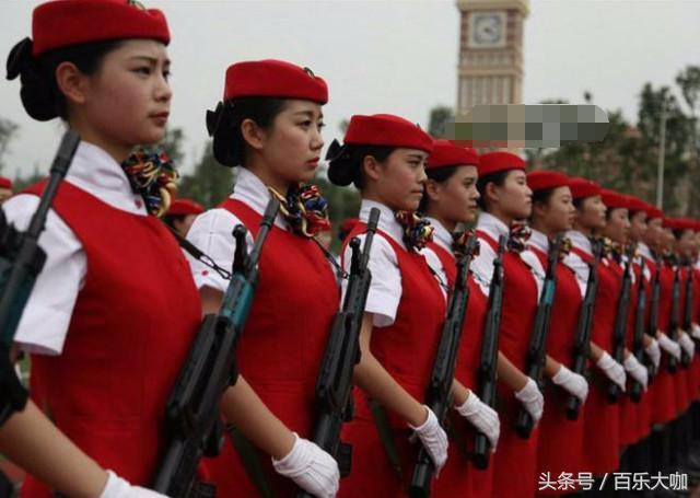 三军仪仗队女兵貌美如花不管是军装还是便装都那么美丽动人
