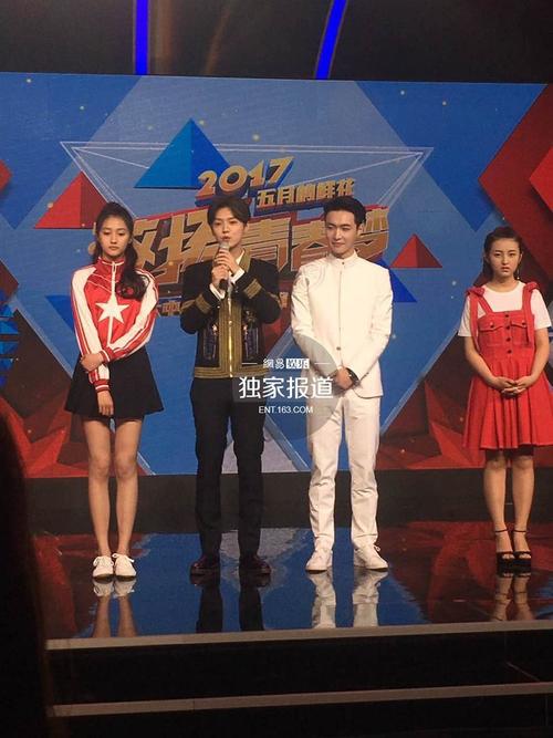 鹿晗张艺兴同台显亲密 候场后台聊不停