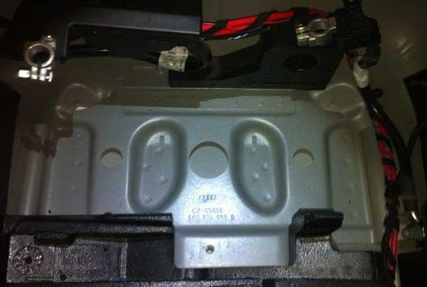 奥迪q5电瓶在什么位置,奥迪q5电瓶怎么更换