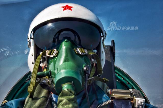 八爷和驾驶员都帅!中国海航歼8战机守卫海空