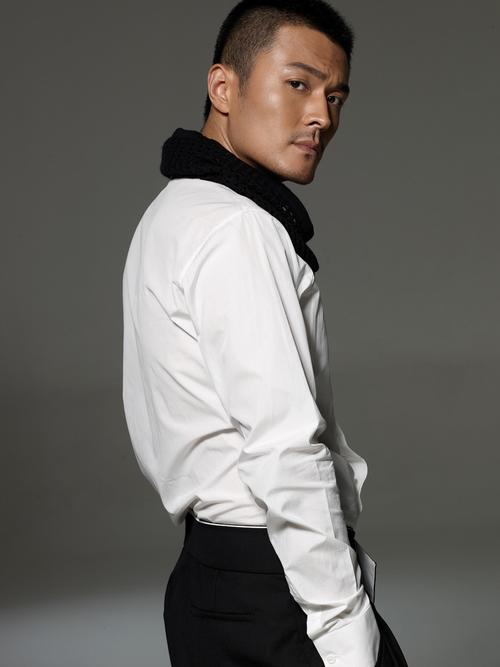 于小伟出生于音乐世家,学习过音乐,美术,雕塑,也做过 a target="