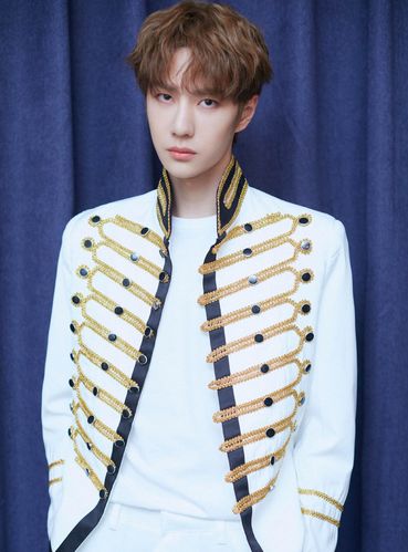 王一博帅气儒雅写真图片