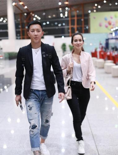 韩庚卢靖姗机场同框默契足 全程没牵手无心秀恩爱