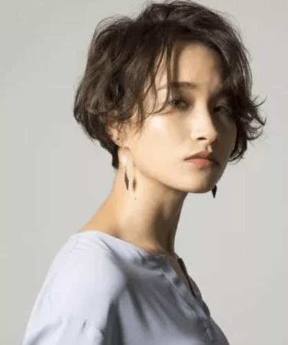 发质又好,再加上五官的又很立体,就可以选择大波浪卷发来突出整体造型