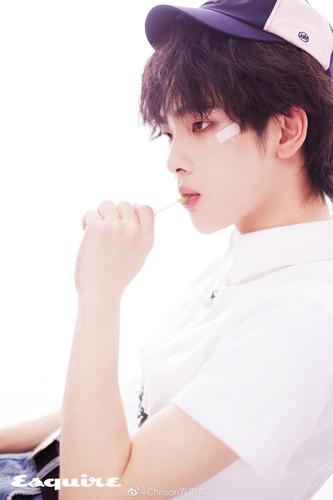 时尚先生esquirex周震南┊是无邪的棒棒糖少年