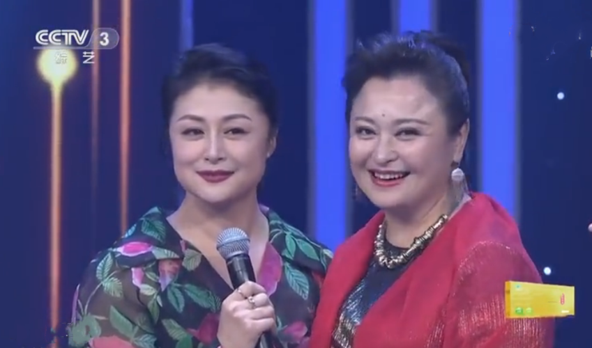 于月仙和王璐瑶参加央视的《综艺盛典》节目