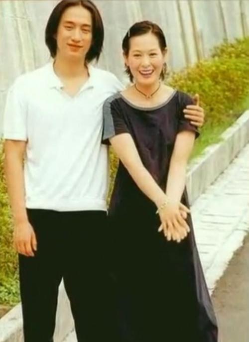 51岁的刘若英年轻的时候总是"被小三",如今和小十岁的