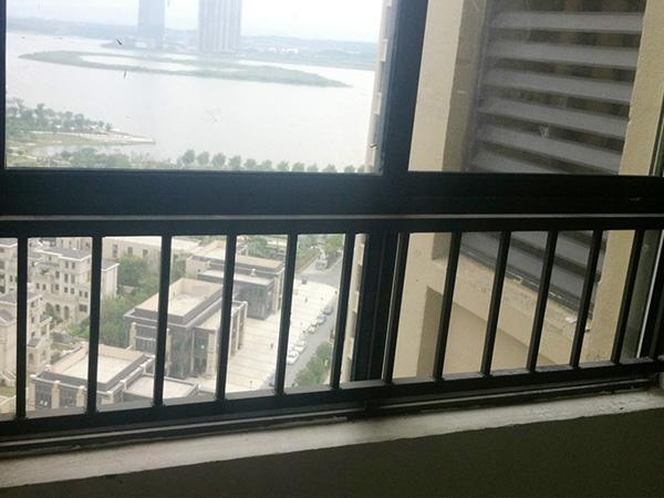相信大家都知道护窗栏杆,就是安装在窗户上的栏杆,目前市场上有许多不