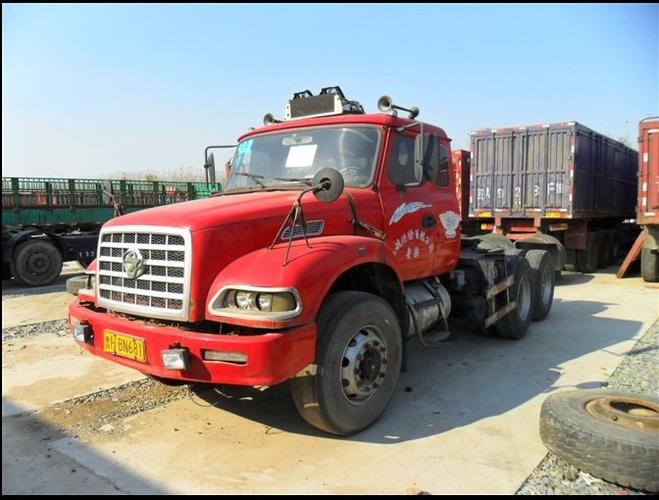 东风龙卡双驱牵引车