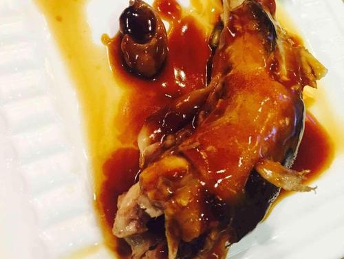 有帝王蟹腿和鲍汁河豚的自助餐