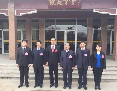 从左至右:张军,赵锋,焦卫星,于瑞民,董泽勇,侯秀贞县人民政府县长