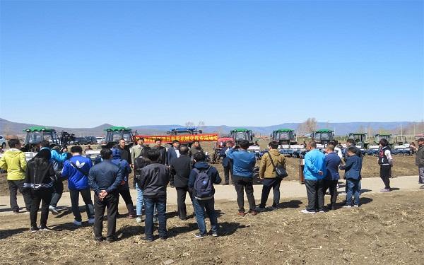 4月27日,汪清县农机管理总站配合延边州农委,召开了春播作业现场演示