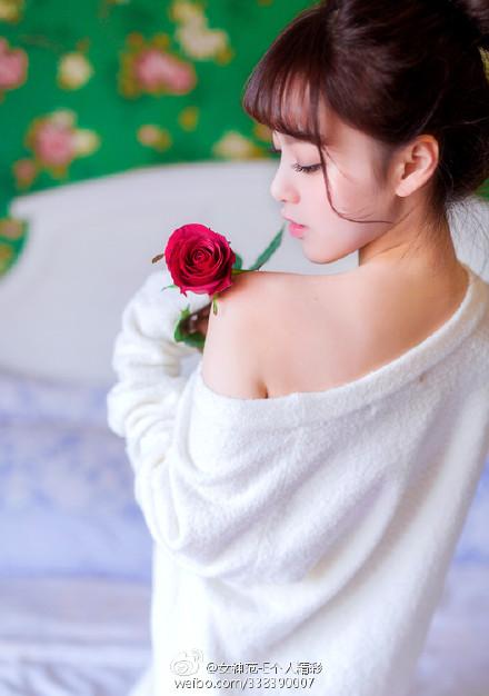 小露香肩的性感居家美女妩媚迷人私房照人体艺术写真图集